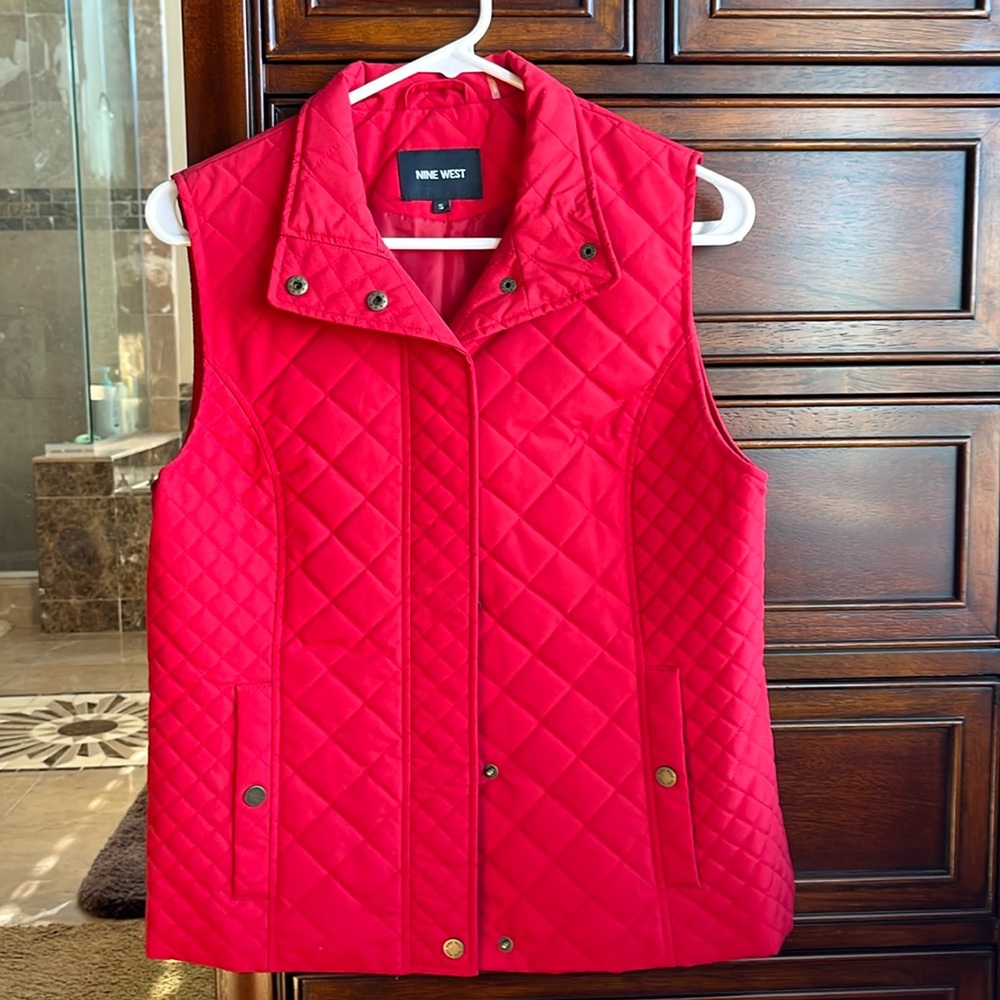 Nine West Red Quilted Vest
Size: S
In Great Condition